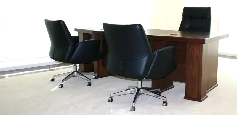 Executive desk and chairs in walnut veneer, Qatar Railways, Doha — DIM Mobilya